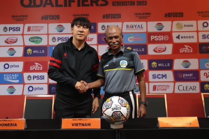 Pelatih Timnas Indonesia, Shin Tae-yong (kiri) dan pelatih Timor Leste, Gopalkrishnan A S Ramasamy(kanan) saat menghadiri konferensi pers Kualifikasi Piala Asia U-20 2023.