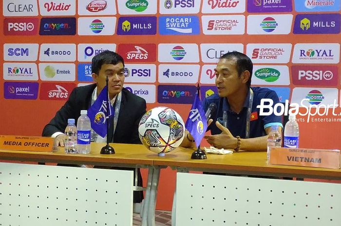 Pelatih timnas U-19 Vietnam, Dinh The Nam usai laga lawan Hong Kong di Kualifikasi Piala Asia U-20 2023 di Stadion Gelora Bung Tomo (GBT), Rabu (14/9/2022).