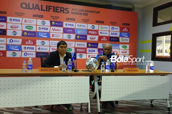 Pelatih timnas U-19 Timor Leste, Gopal Krishnan dalam konferens pers pasca-laga lawan Indonesia di Kualifikasi Piala Asia U-20 2023 di Stadion Gelora Bung Tomo Surabaya, Rabu (14/9/2022).