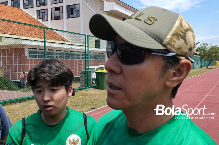 Pelatih timnas U-19 Indonesia, Shin Tae-yong saat sesi latihan di lapangan Thor, Surabaya pada Kamis (15/9/2022).