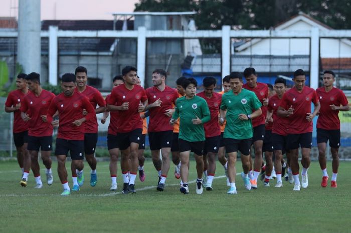 Para pemain Timnas Indonesia berlatih ringan di Lapangan Sidolig, Bandung, untuk persiapan menghadapi Curacao dalam FIFA Matchday.