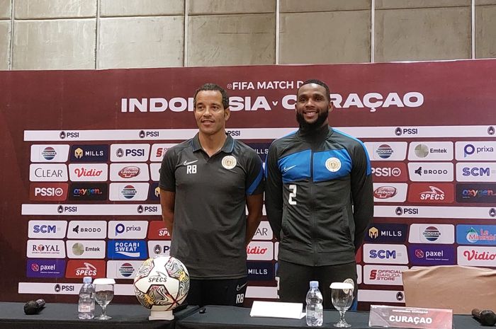 Pelatih Timnas Curacao, Remko Bicentini bersama Kapten, Cuco Martina dalam jumpa pers jelang laga melawan Timnas Indonesia di Hotel Haris, Bandung, Jumat (23/9/2022).