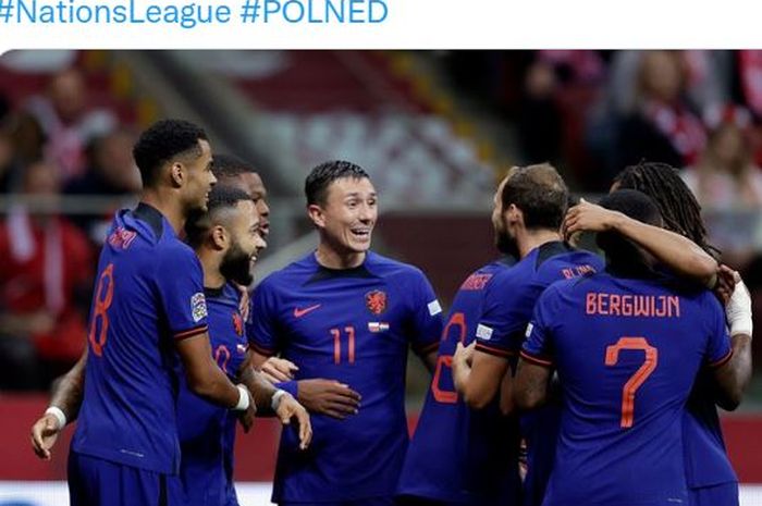 Para pemain timnas Belanda merayakan gol Cody Gakpo dalam laga Liga A Grup 4 UEFA Nations League kontra timnas Polandia di Stadion Narodowy, Kamis (22/9/2022).