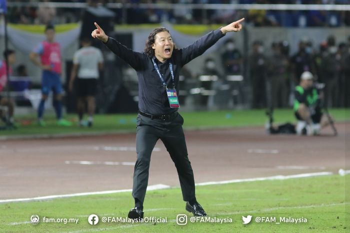 Kim Pan-gon sangat ekspresif memberi instruksi kepada pemain Timnas Malaysia saat menghadapi Thailand dalam King's Cup atau Piala Raja di Thailand, 22 September 2022.