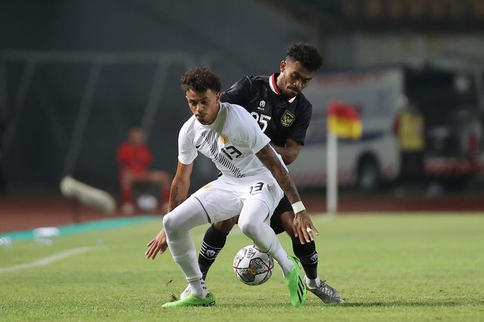 Pemain timnas Indonesia, Yakob Sayuri, berduel dengan pemain timnas Curacao, Sabtu (24/9/2022) di Stadion Gelora Bandung Lautan Api. 