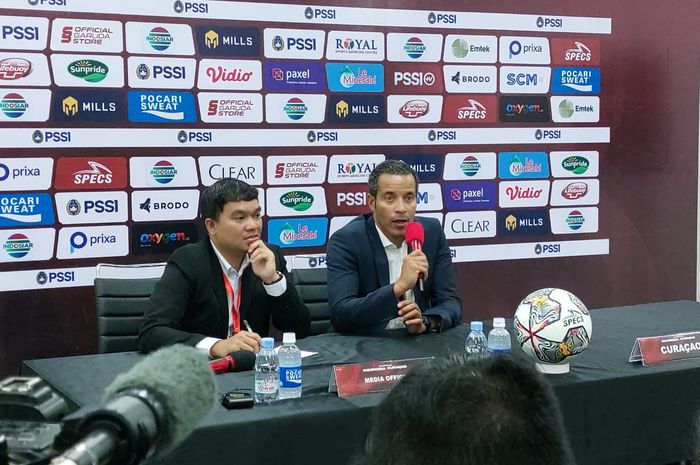 Pelatih Curacao, Remko Bicentini dalam jumpa pers seusai takluk dari timnas Indonesia dalam laga FIFA Mactchday di Stadion Gelora Bandung Lautan Api (GBLA), Sabtu (24/9/2022).