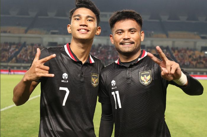 Marselino Ferdinan dan Saddil Ramdani berpose seusai membawa Timnas Indonesia menekuk Curacao di Stadion Gelora Bandung Lautan Api, Kota Bandung, Sabtu (24/9/2022).