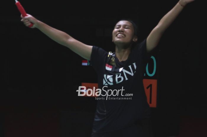 Pebulu tangkis tunggal putri, Mutiara Ayu Puspitasari, merayakan kemenangan pada final Indonesia International Series 2022 di GOR Amongrogo, Yogyakarta, 25 September 2022.