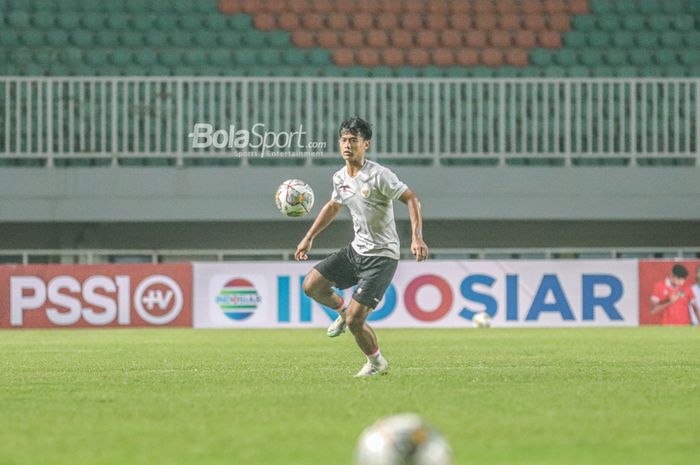 Bek sayap kiri timnas Indonesia, Pratama Arhan, sedang menguasai bola saat berlatih di Stadion Pakansari, Bogor, Jawa Barat, 26 September 2022.