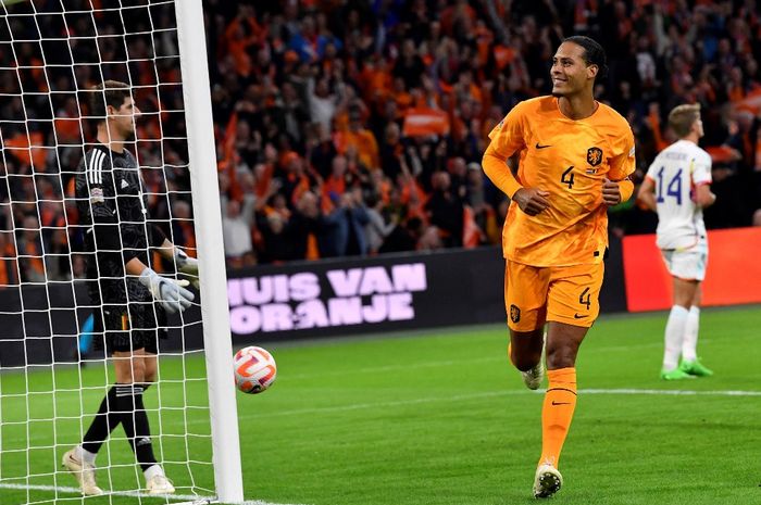 Bek timnas Belanda, Virgil van Dijk, mencetak gol dalam laga Liga A Grup 4 UEFA Nations League kontra timnas Belgia di Stadion Johan Cruijff ArenA, Minggu (25/9/2022).