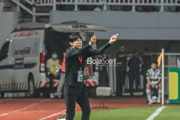Pelatih timnas Indonesia, Shin Tae-yong, sedang memberikan intruksi kepada para pemainnya ketika bertanding di Stadion Pakansari, Bogor, Jawa Barat, 27 September 2022.