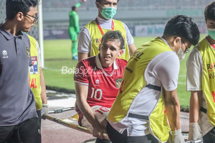 Egy Maulana Vikri saat ditandu tim medis dalam laga timnas Indonesia Vs Curacao di Stadion Pakansari, Bogor pada Selasa (27/9/2022).