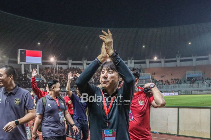 Pelatih timnas Indonesia, Shin Tae-yong, sedang menyapa para suporter di Stadion Pakansari, Bogor, Jawa Barat, 27 September 2022.
