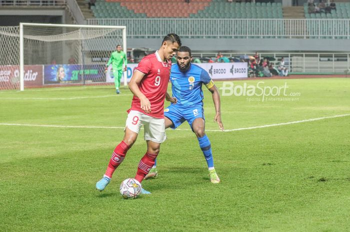Striker timnas Indonesia, Dimas Drajad (kiri), sedang menguasai bola dan dibayangi salah satu pemain timnas Curacao di Stadion Pakansari, Bogor, Jawa Barat, 27 September 2022.