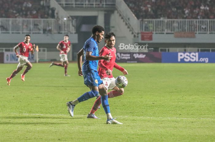 Pemain timnas Indonesia, Saddil Ramdani (kanan), sedang berusaha merebut bola dari salah satu pemain timnas Curacao saat bertanding di Stadion Pakansari, Bogor, Jawa Barat, 27 September 2022.