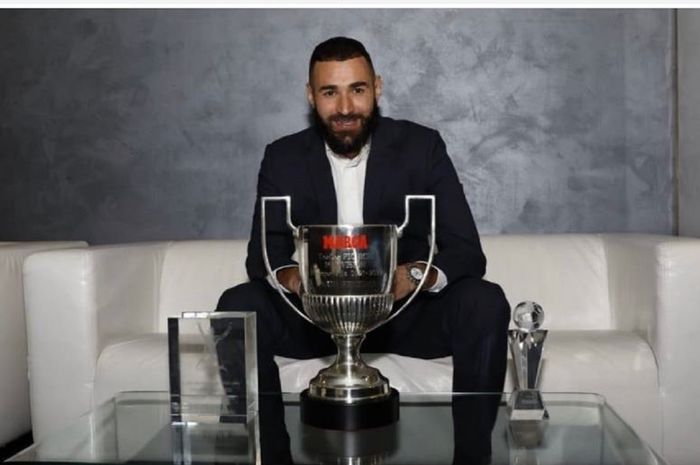 Karim Benzema menerima tiga penghargaan dalam acara MARCA 2022 Awards Gala.