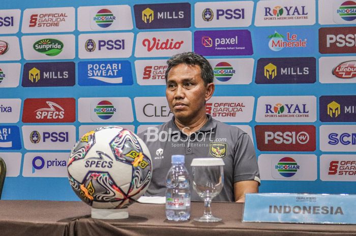 Pelatih timnas U-17 Indonesia, Bima Sakti, nampak menghadiri sesi jumpa pers di Hotel Lorin, Bogor, Jawa Barat, 30 September 2022.