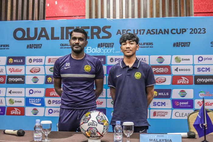Pelatih timnas U-17 Malaysia, Osomera Omaro (kiri), sedang foto bersama dengan pemainnya bernama Afiq Danish (kanan) seusai jumpa pers di Hotel Lorin, Bogor, Jawa Barat, 30 September 2022.