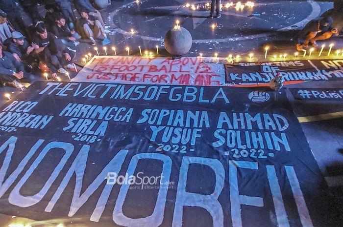 Sejumlah Bobotoh (suporter Persib) menggelar aksi menyalakan lilin hingga doa bersama korban jiwa kerusuhan setelah laga Arema FC versus Persebaya Surabaya.