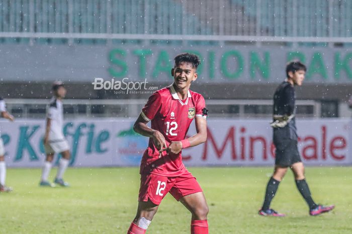 Pemain timnas U-17 Indonesia, Muhammad Nerendra Tegar, nampak sedang melakukan selebrasi seusai mencetak gol dalam laga pekan pertama grup B Kualifikasi Piala Asia U-17 2023 di Stadion Pakansari, Bogor, Jawa Barat, 3 Oktober 2022.
