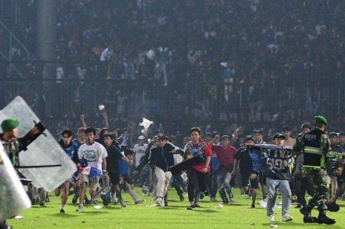 Aremania ricuh di Stadion Kanjuruhan, buntut kekalahan Arema FC atas Persebaya Surabaya 2-3, Sabtu (1/10/2022) malam 