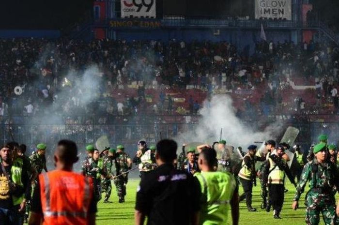 Penembakan gas air mata dilakukan saat terjadi kericuhan suporter Arema FC yang bentrok melawan polisi buntut kekalahan Arema FC dalam pertandingan Liga 1 melawan Persebaya Surabaya dengan skor 2-3 di Stadion Kanjuruhan, Malang, Sabtu (1/10/2022) malam.