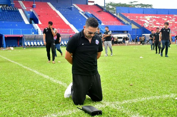 Pada Senin (3/10/2022) siang, pelatih Arema FC, Javier Roca, berdoa untuk korban tragedi Kanjuruhan yang terjadi pada pekan 11 Liga 1 2022-2023 usai laga Arema vs Persebaya Surabaya di Stadion Kanjuruhan, Sabtu (1/10/2022) silam. 