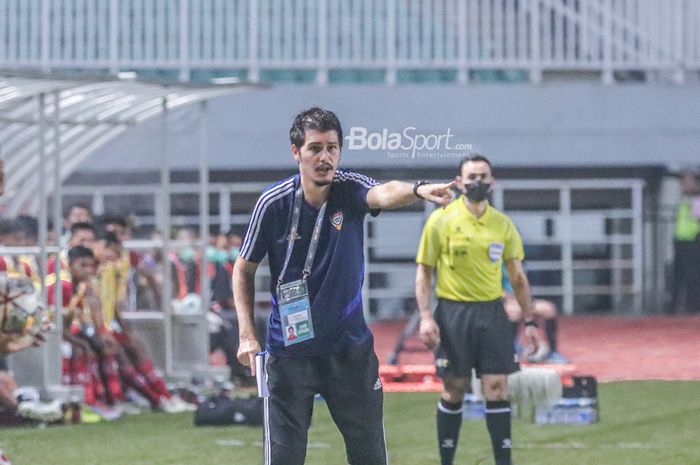 Pelatih Timnas U-17 Uni Emirat Arab Alberto Gonzalez Cabot memberikan intruksi kepada para pemainnya  dalam Kualifikasi Piala Asia U-17 2023 di Stadion Pakansari, Bogor, 5 Oktober 2022.
