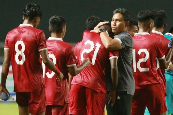 Pelatih Timnas U-17 Indonesia Bima Sakti memeluk satu per satu pemainnya seusai tampil luar biasa menekuk Uni Emirat Arab dalam Kualifikasi Piala Asia U-17 2023 di Stadion Pakansari, Bogor, 5 Oktober 2022.