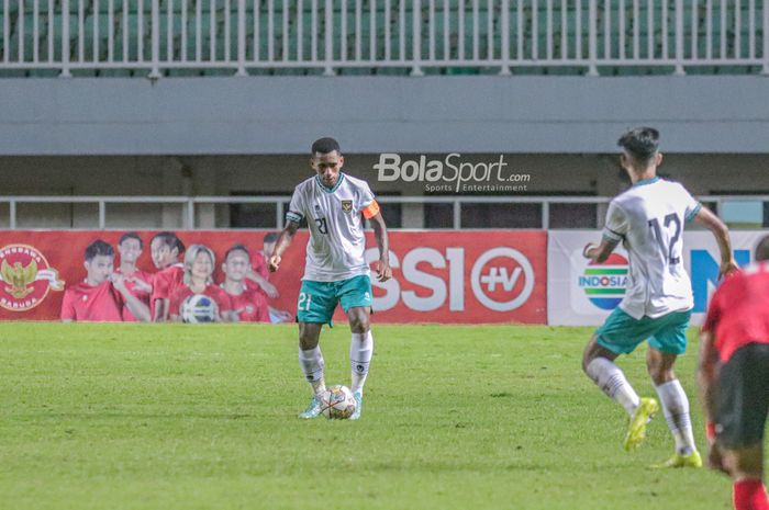 Kapten timnas U-17 Indonesia, Muhammad Iqbal Gwijangge (kiri), sedang menguasai bola ketika bertanding dalam laga Kualifikasi Piala Asia U-17 2022 di Stadion Pakansari, Bogor, Jawa Barat , 7 Oktober 2022. 