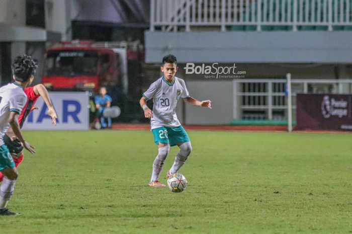 Pemain timnas U-17 Indonesia, Habil Abdillah Yafi, sedang menguasai bola ketika bertanding dalam laga Kualifikasi Piala Asia U-17 2022 di Stadion Pakansari, Bogor, Jawa Barat , 7 Oktober 2022. 