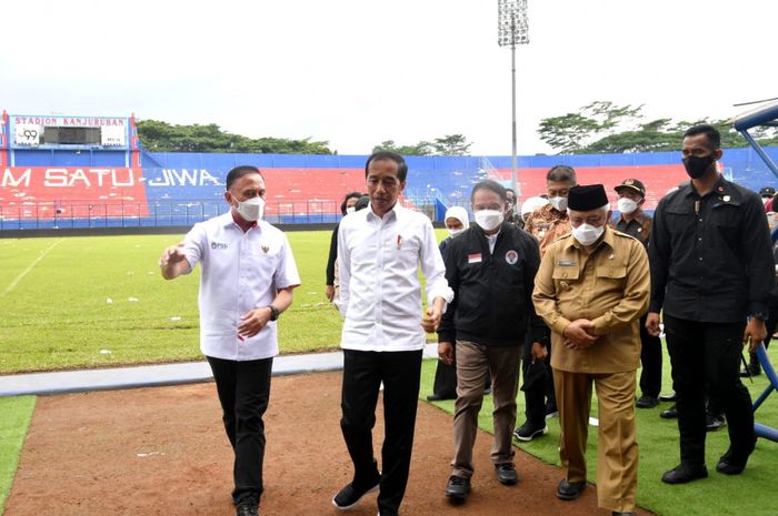 Presiden RI, Joko Widodo saat mengunjungi Stadion Kanjuruhan, Malang didampingi oleh Menpora, Zainudin Amali bersama Ketua Umum PSSI, Mochamad Iriawan.