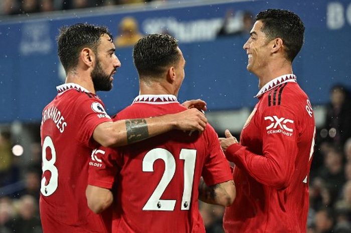 Selebrasi penyerang Manchester United, Cristiano Ronaldo (kanan), usai mencetak gol ke gawang Everton di Liga Inggris 2022-2023, Minggu (9/10/2022).