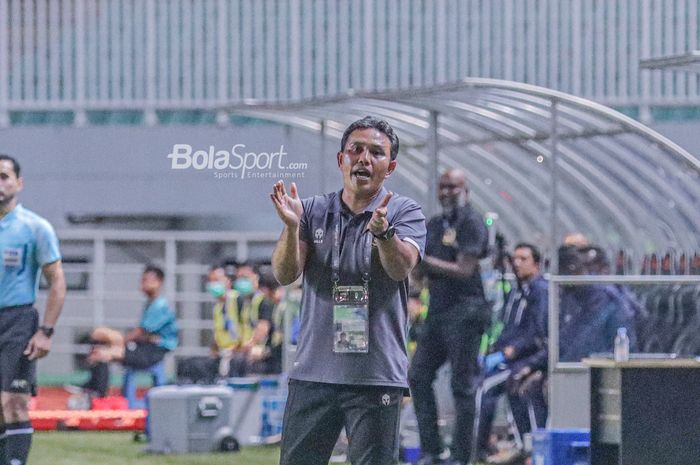 Pelatih timnas U-17 Indonesia, Bima Sakti, tampak sedang memberikan intruksi kepada para pemainnya saat bertanding dalam laga Kualifikasi Piala Asia U-17 2023 di Stadion Pakansari, Bogor, Jawa Barat, 9 Oktober 2022.