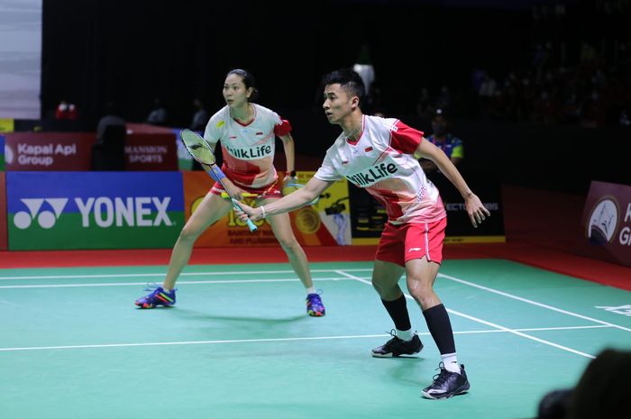 Aksi Pasangan ganda campuran Indonesia,  Dejan Ferdinansyah/Gloria Emanuelle Widjaja, saat fsemifinal Indonesia International Challenge 2022 di Platinum Arena, Malang, 15 Oktober 2022.