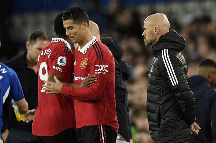 Cristiano Ronaldo saat dimasukkan Erik ten Hag menggantikan Anthony Martial dalam laga Liga Inggris Everton vs Manchester United di Goodison Park (9/10/2022).