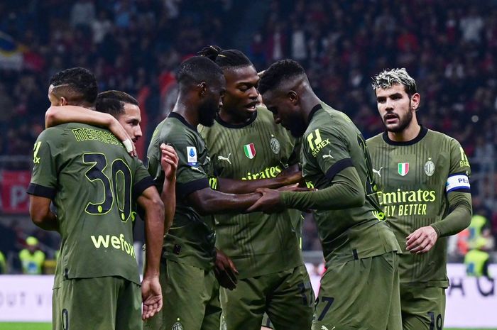 Para pemain AC Milan merayakan gol yang dicetak oleh Divock Origi dalam laga AC Milan vs AC Monza, Sabtu (22/10/2022)