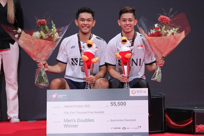 Fajar Alfian/Muhammad Rian Ardianto berfoto di podium pada Denmark Open 2022, Minggu (23/10/2022)