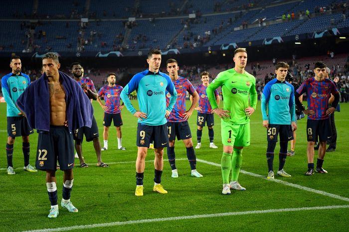 Reaksi para pemain Barcelona usai dikalahkan Bayern Muenchen pada laga Liga Champions di Camp Nou (26/11/2022).