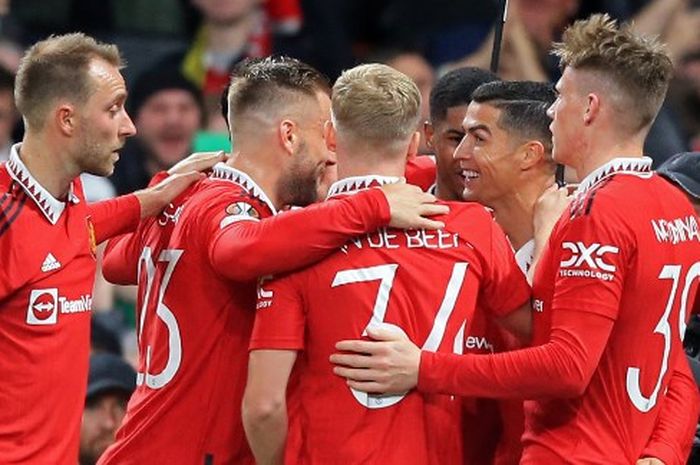 Para pemain Manchester United merayakan gol yang dicetak oleh Cristiano Ronaldo pada menit ke-81 saat Manchetser United bersua Sheriff Tiraspol di Liga Europa 2022-2023  di Stadion Old Trafford, Kamis (27/10/2022) waktu setempat atau Jumat dini hari WIB.