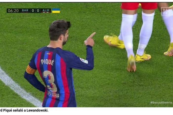 Gerard Pique menolak ambil tendangan penalti dalam laga Barcelona vs Almeria di Liga Spanyol di Camp Nou (5/11/2022).