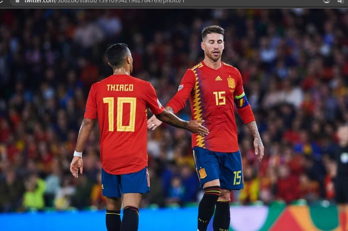 Thiago Alcantara dan Sergio Ramos saat bermain untuk timnas Spanyol.