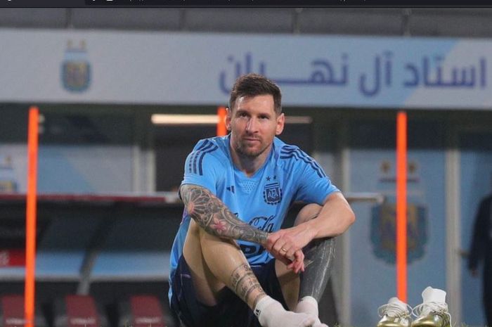 Megabintang Paris Saint-Germain, Lionel Messi, menjalani latihan perdana bersama timnas Argentina jelang Piala Dunia 2022