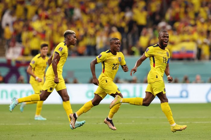 Penyerang timnas Ekuador, Enner Valencia (kana), merayakan golnya ke gawang timnas Qatar pada partai perdana Grup A Piala Dunia 2022 di Al Bayt Stadium, Minggu (20/11/2022).