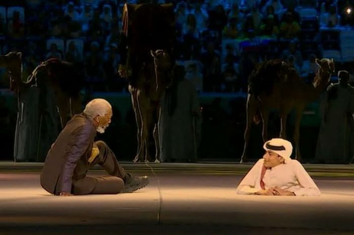 Aktor Morgan Freeman dan Ghanim Al Muftah di acara pembukaan Piala Dunia 2022 Qatar di Stadion Al Bayt pada Minggu (20/11/2022) malam WIB.