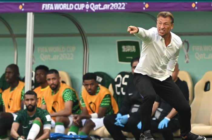 Pelatih timnas Arab Saudi, Herve Renard, memberi instruksi pada laga melawan timnas Argentina pada laga pertama Grup C Piala Dunia 2022.