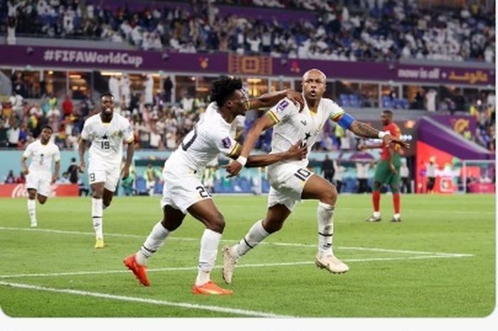 Andrew Ayew (kanan), mencetak gol pertama tim Afrika di Piala Dunia 2022 saat Ghana dikalahkan Portugal 2-3 di Grup H, Kamis (24/11/2022) di Stadium 974, Doha.