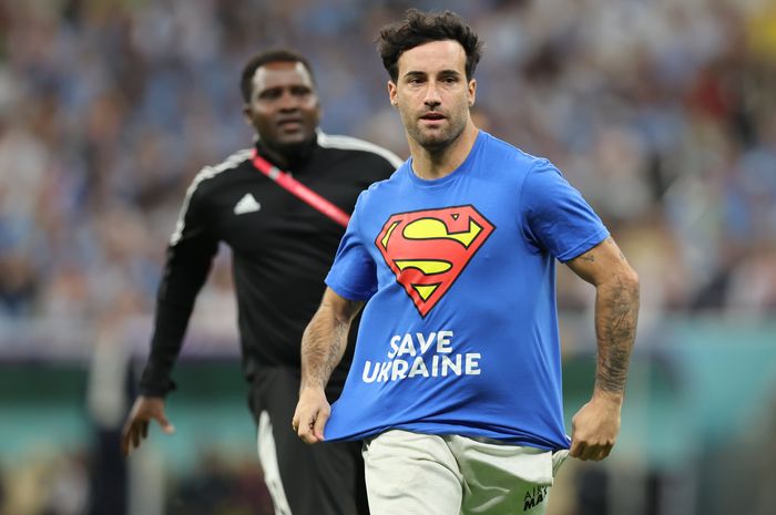 Seorang pitch invader atau penyerbu lapangan, Mario Ferri memasuki arena pertandingan ketika laga Portugal vs Uruguay di Piala Dunia 2022.