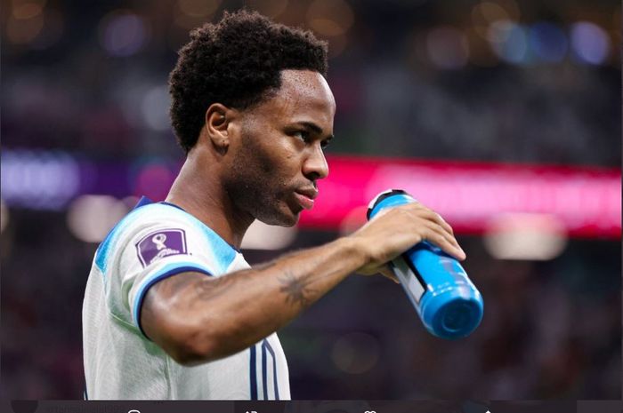 Winger timnas Inggris, Raheem Sterling terkena musibah yakni rumahnya kerampokan hingga terpaksa pulang lebih dulu dari Piala Dunia 2022.