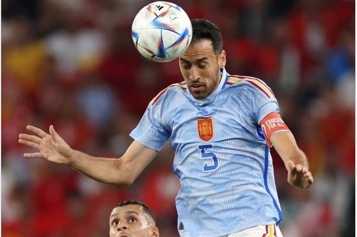 Pemain timnas Spanyol, Sergio Busquets (5), beraksi dalam laga melawan timnas Maroko di babak 16 besar Piala Dunia 2022, Selasa (6/12/2022) malam WIB.